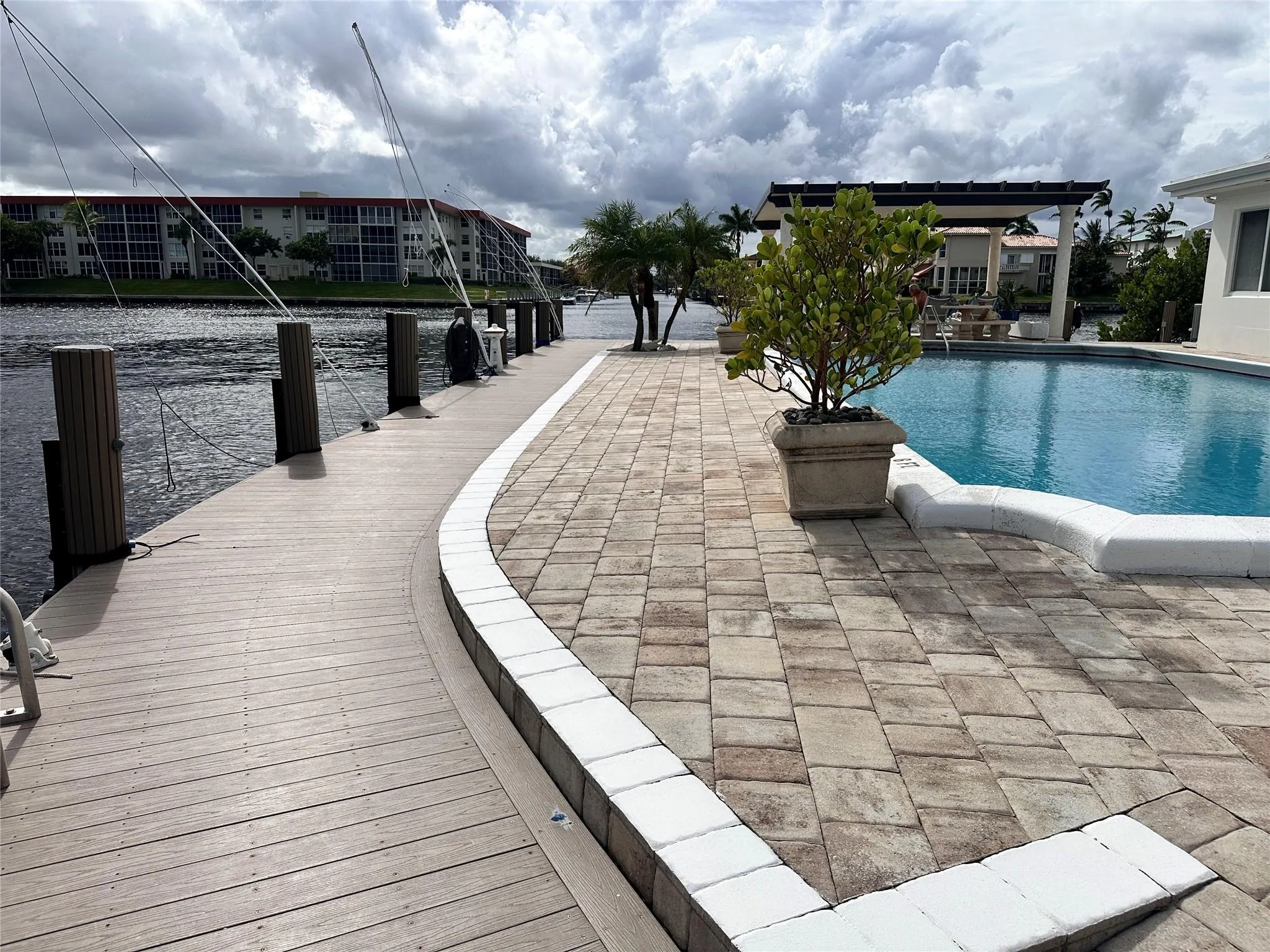 1160 Hillsboro Mile, #304