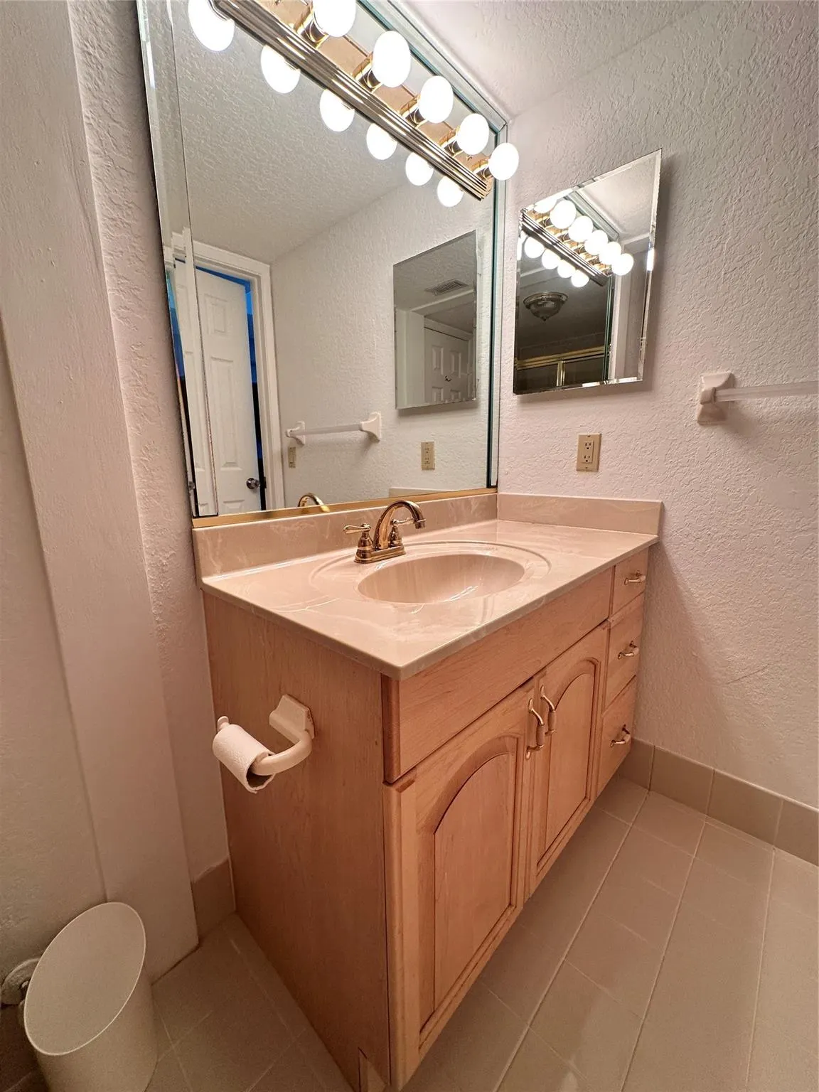 1160 Hillsboro Mile, #304