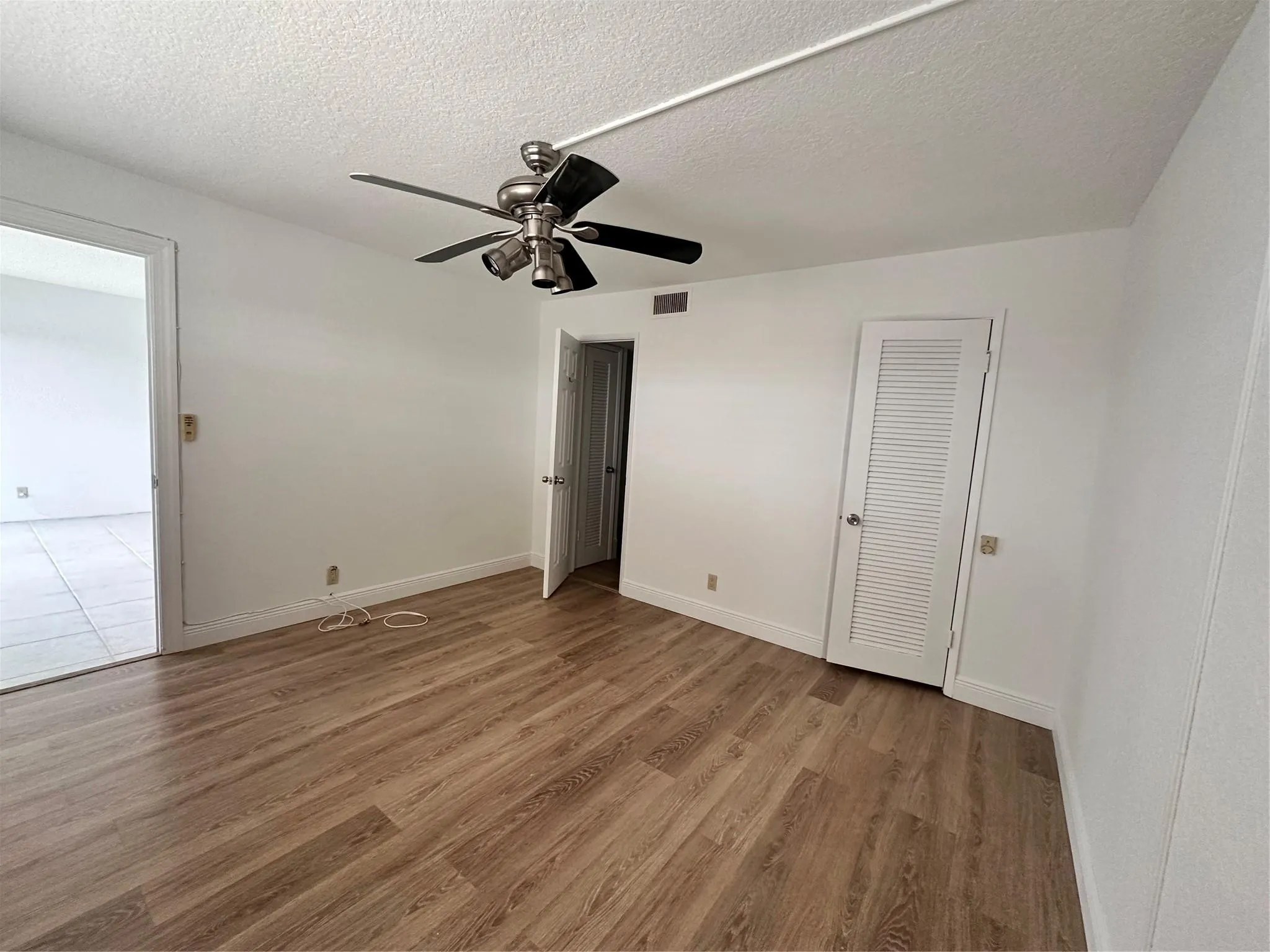 1160 Hillsboro Mile, #304