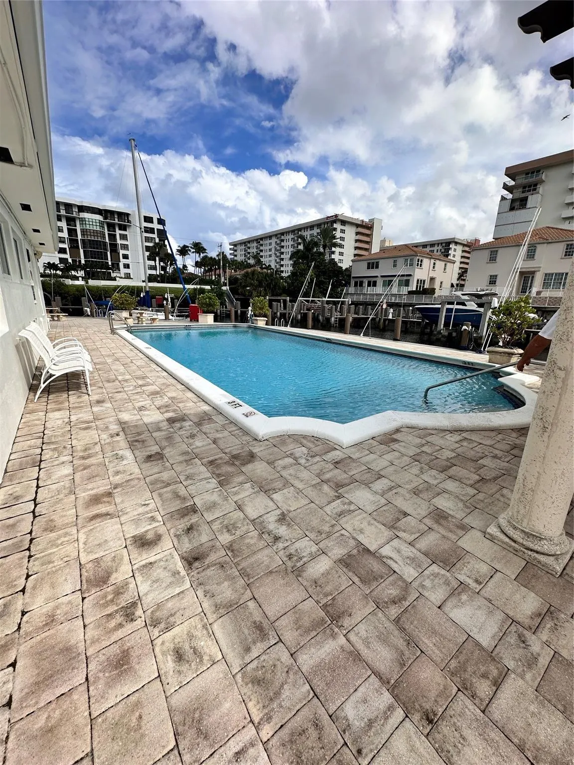 1160 Hillsboro Mile, #304
