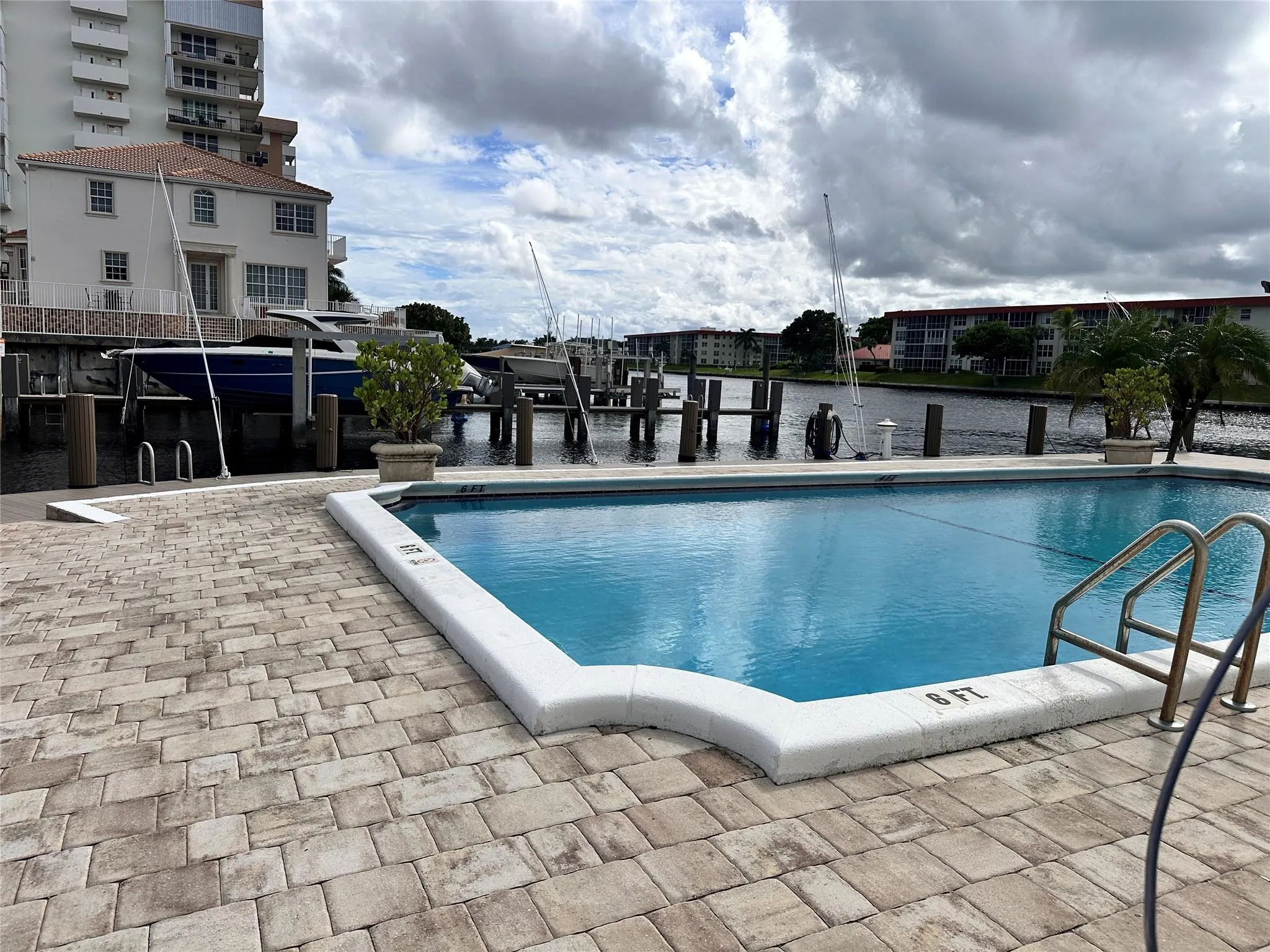 1160 Hillsboro Mile, #304