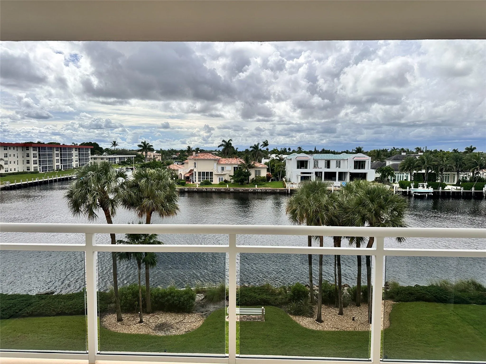 1160 Hillsboro Mile, #304