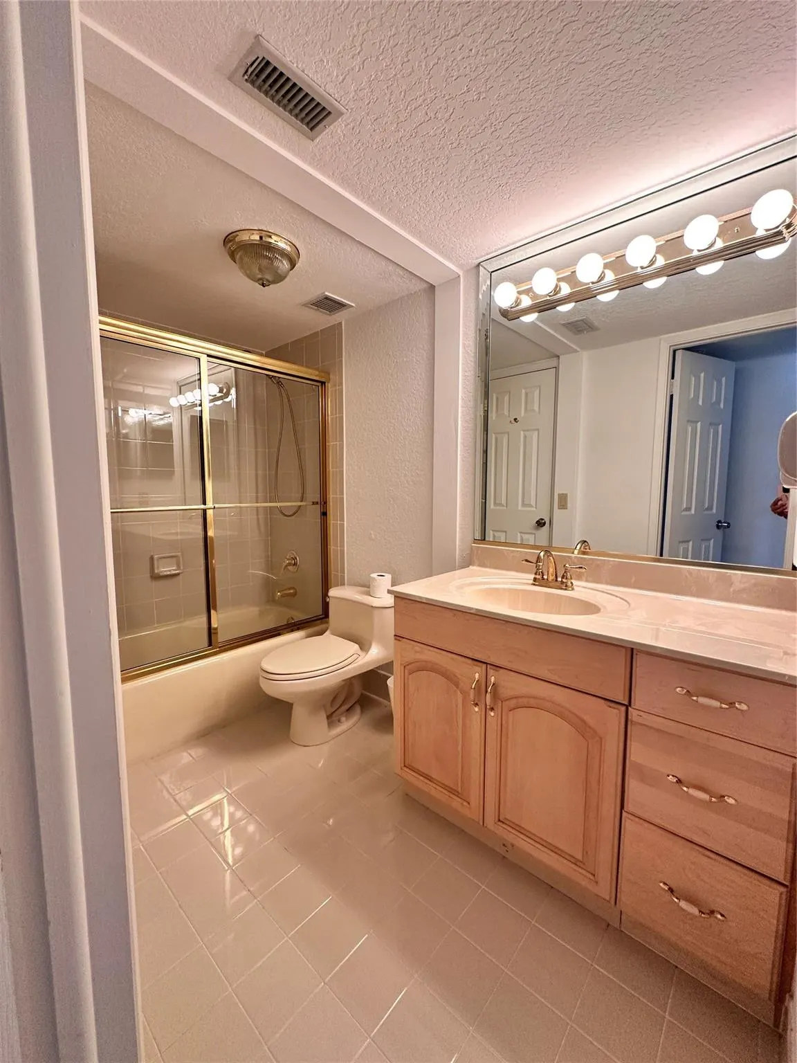 1160 Hillsboro Mile, #304