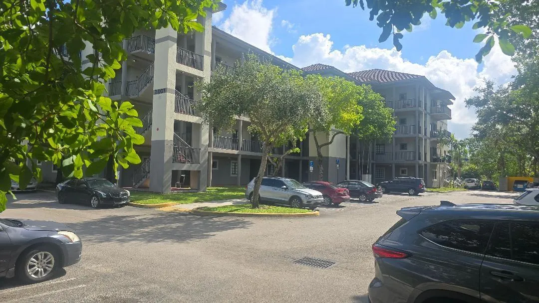 2801 Riverside Dr, #208