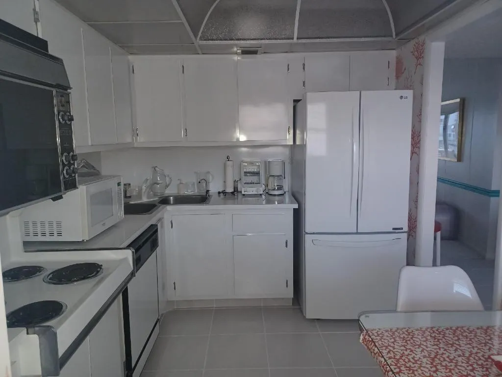 1537 E Hillsboro Blvd, #438