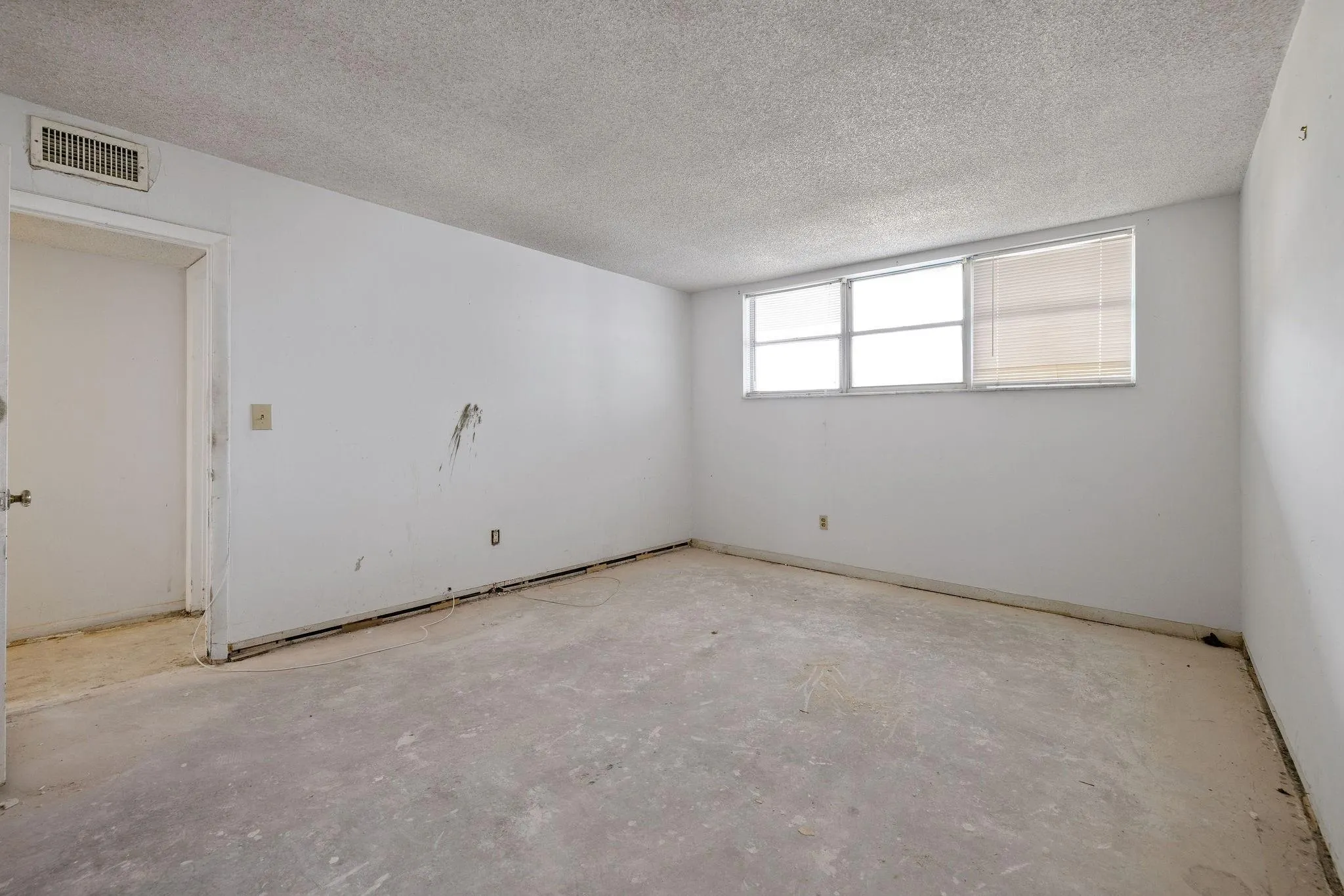 3100 NE 49th St, #306