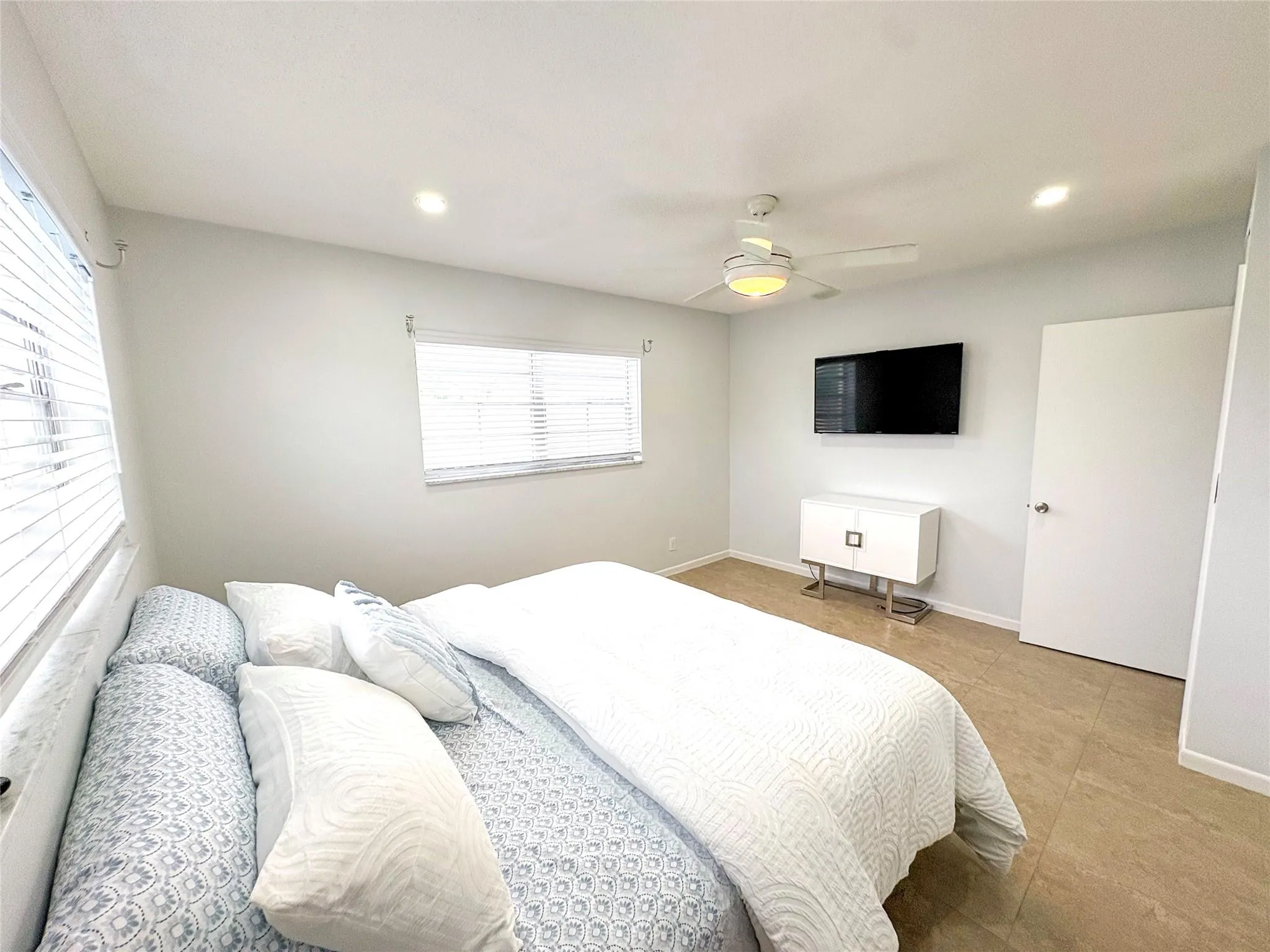 4541 N Ocean Dr, #8