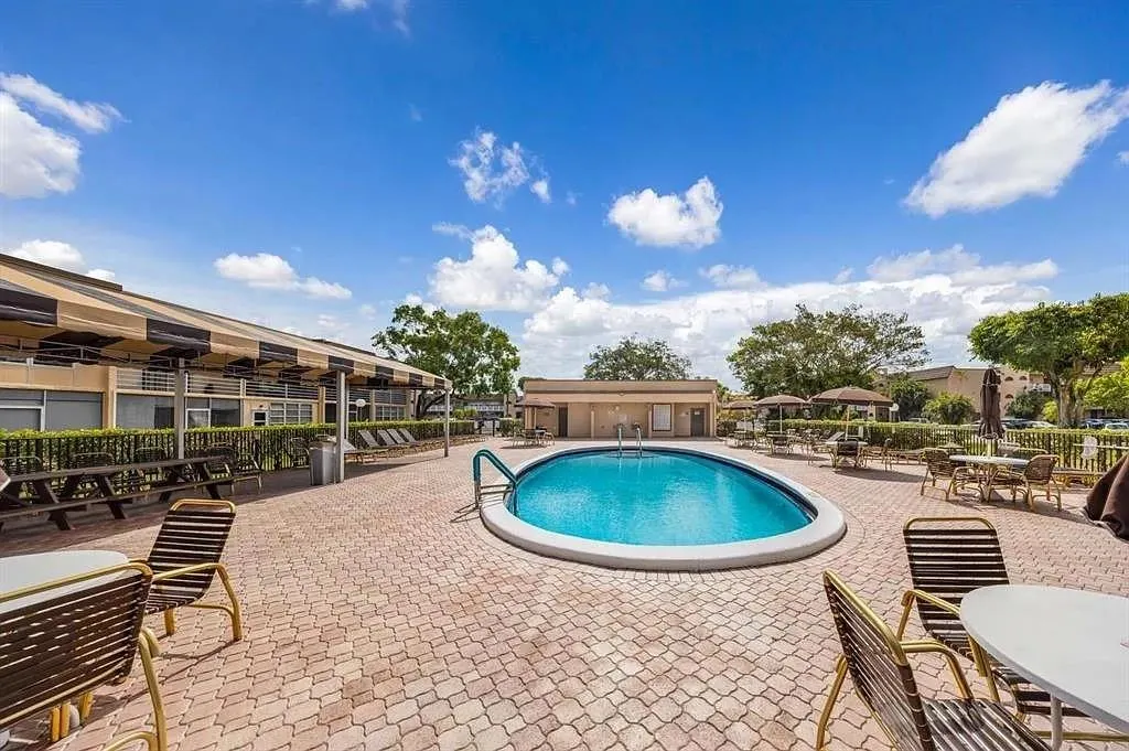 9101 Sunrise Lakes Blvd, #117