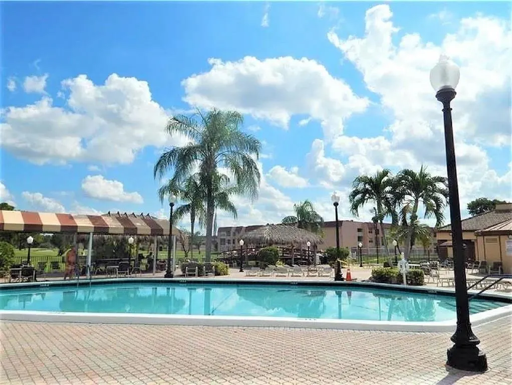 9101 Sunrise Lakes Blvd, #117