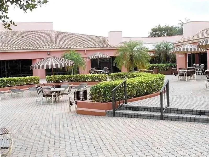 9101 Sunrise Lakes Blvd, #117