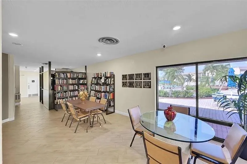 9101 Sunrise Lakes Blvd, #117
