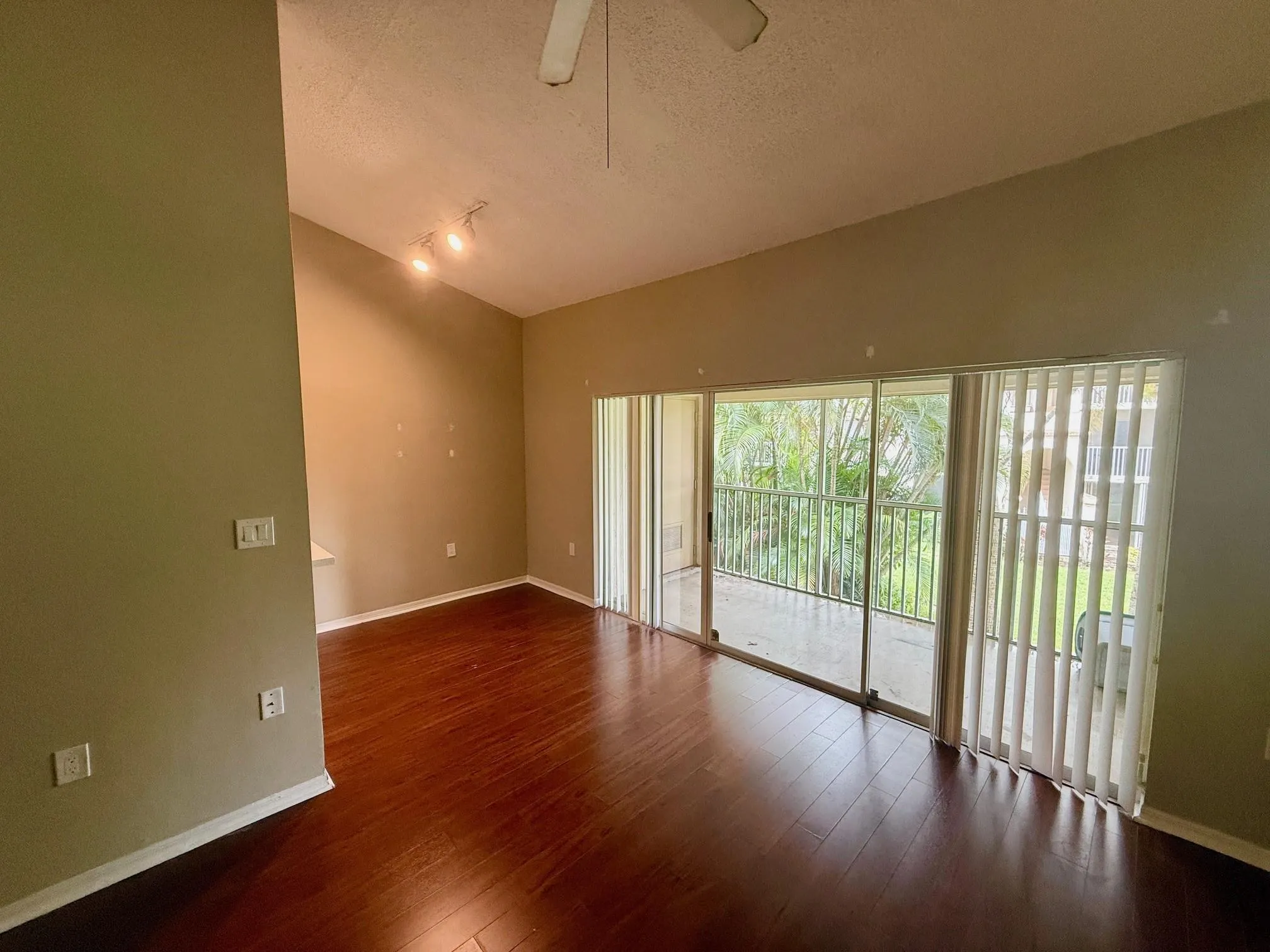 19213 Glenmoor Dr, #19213