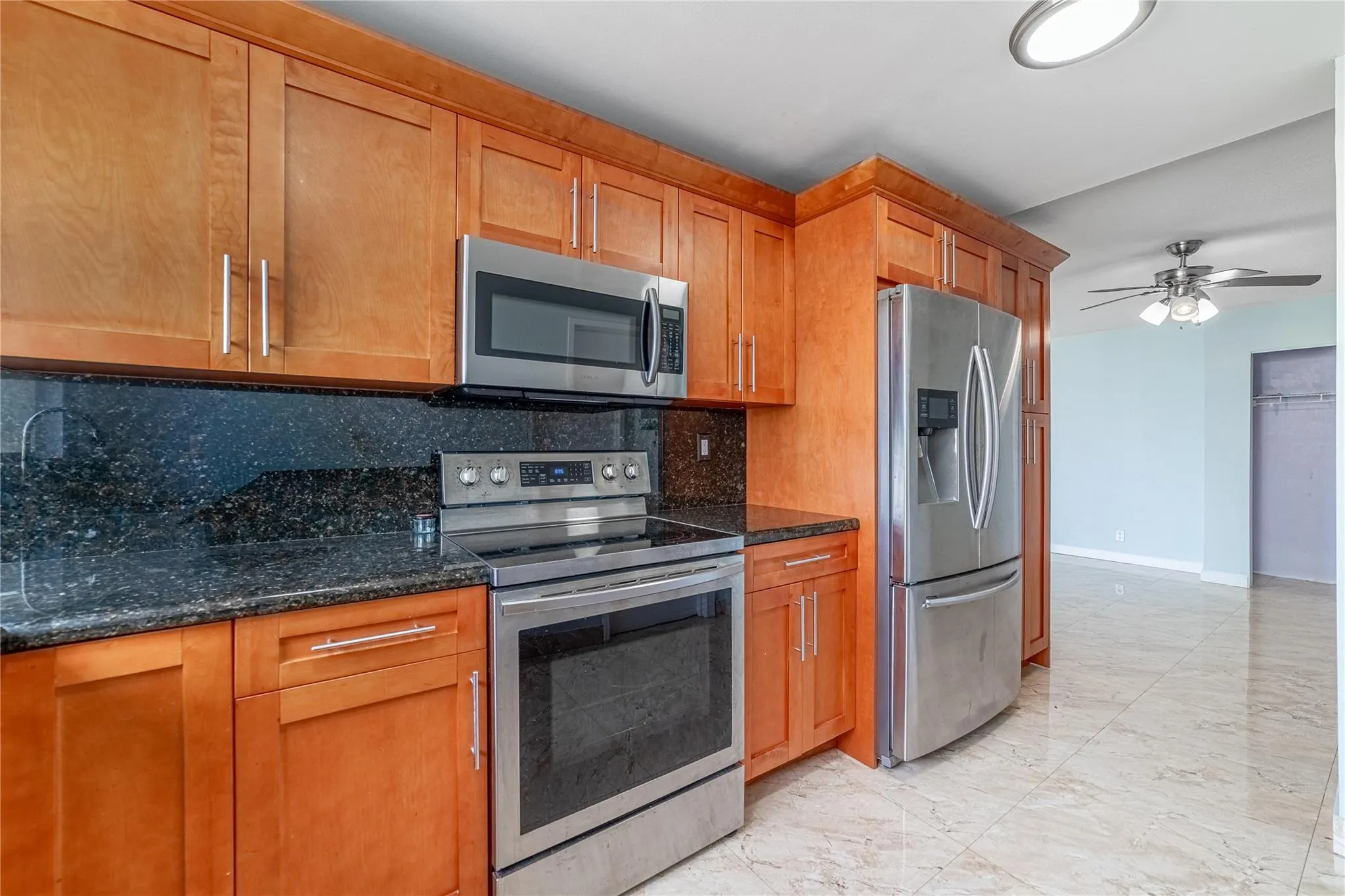 942 NE 199th St, #401