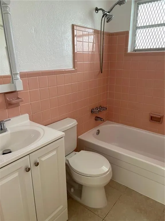 1518 NW 8th Ct