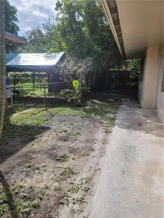 1518 NW 8th Ct