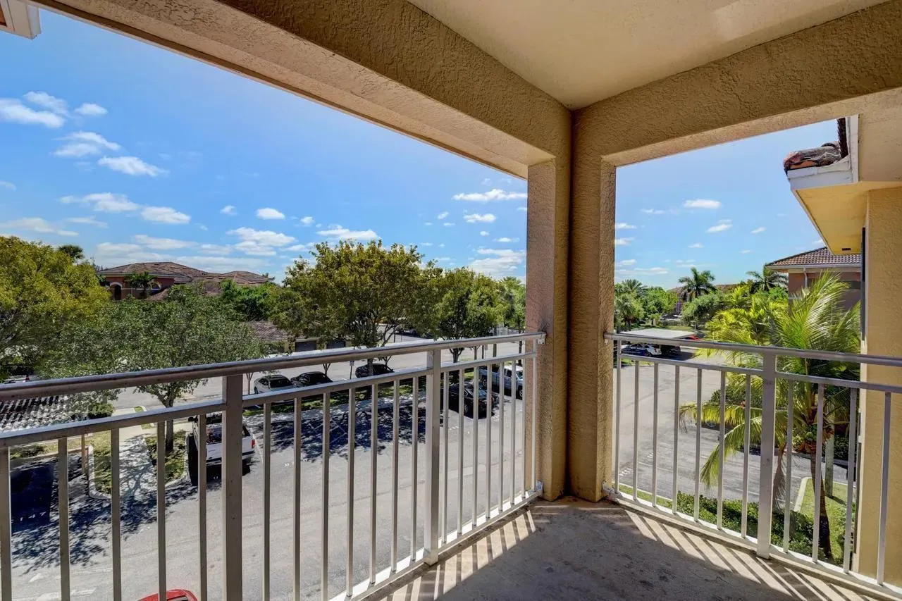 6565 Emerald Dunes Dr, #301