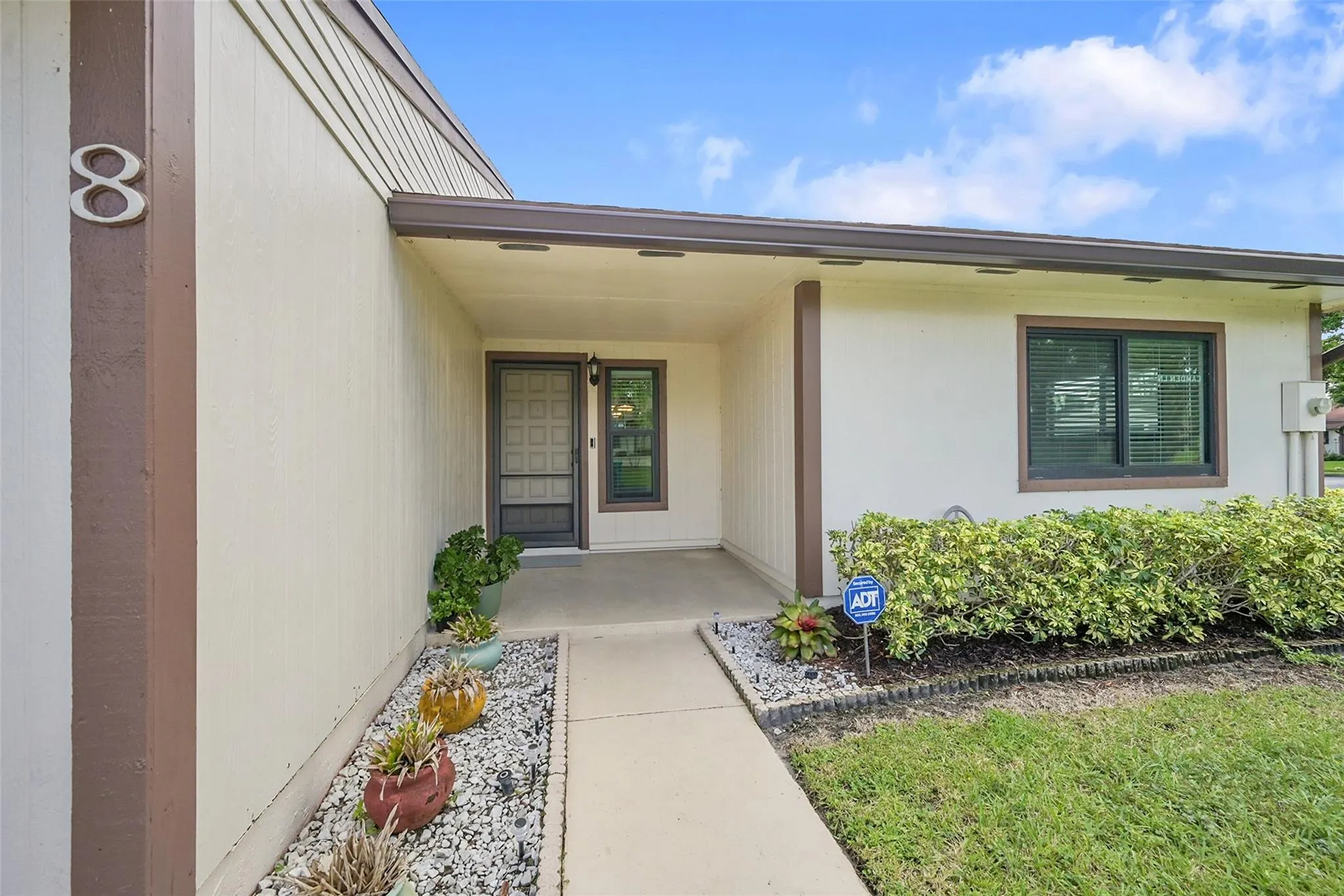 8 Camden Ln
