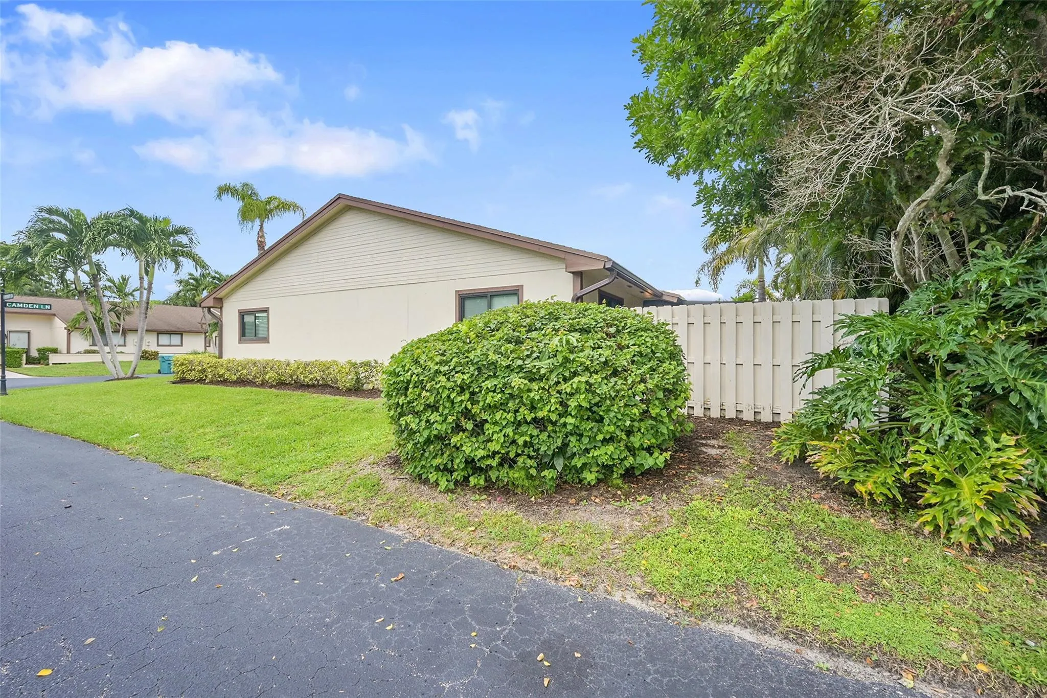 8 Camden Ln