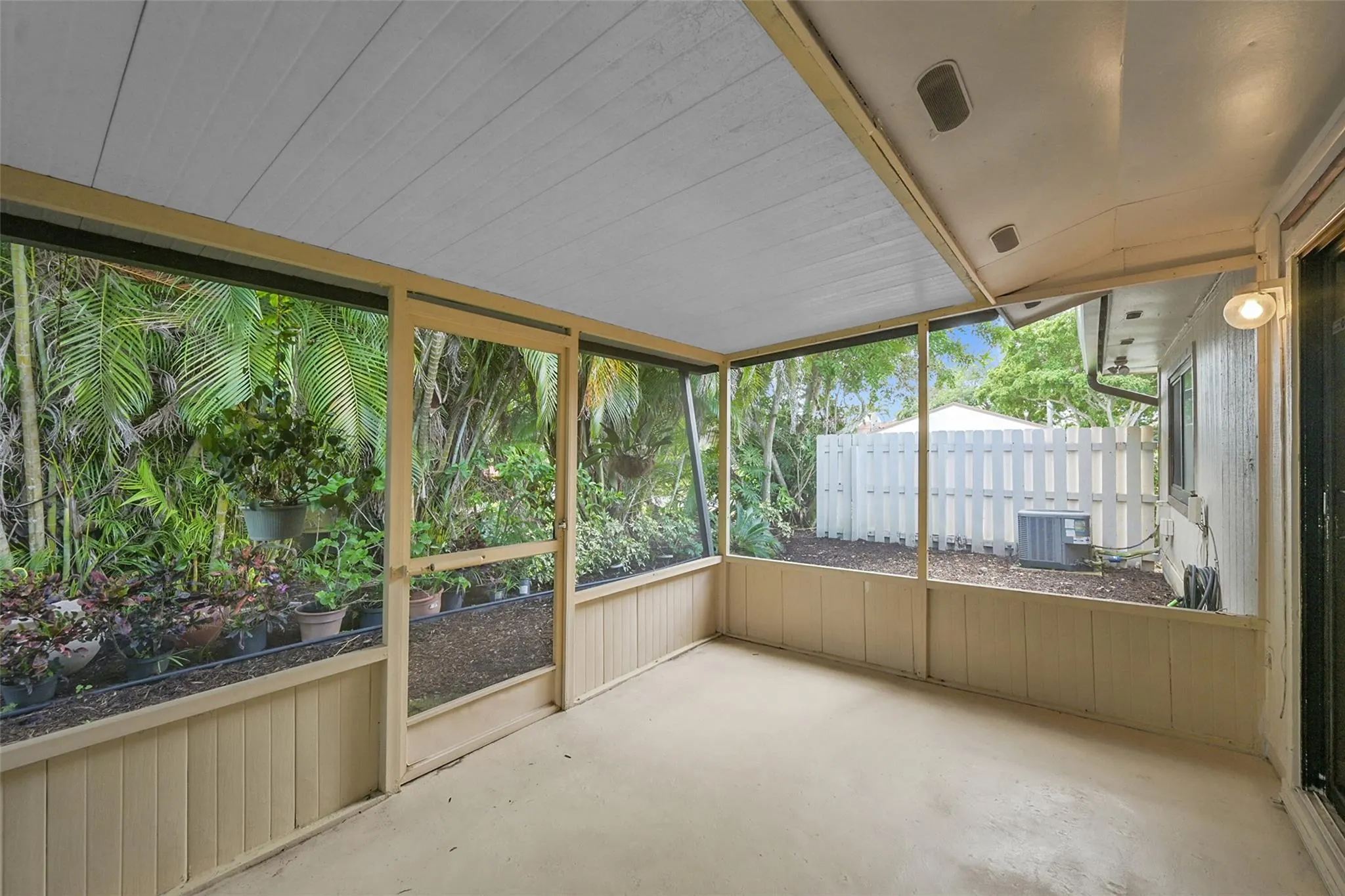 8 Camden Ln