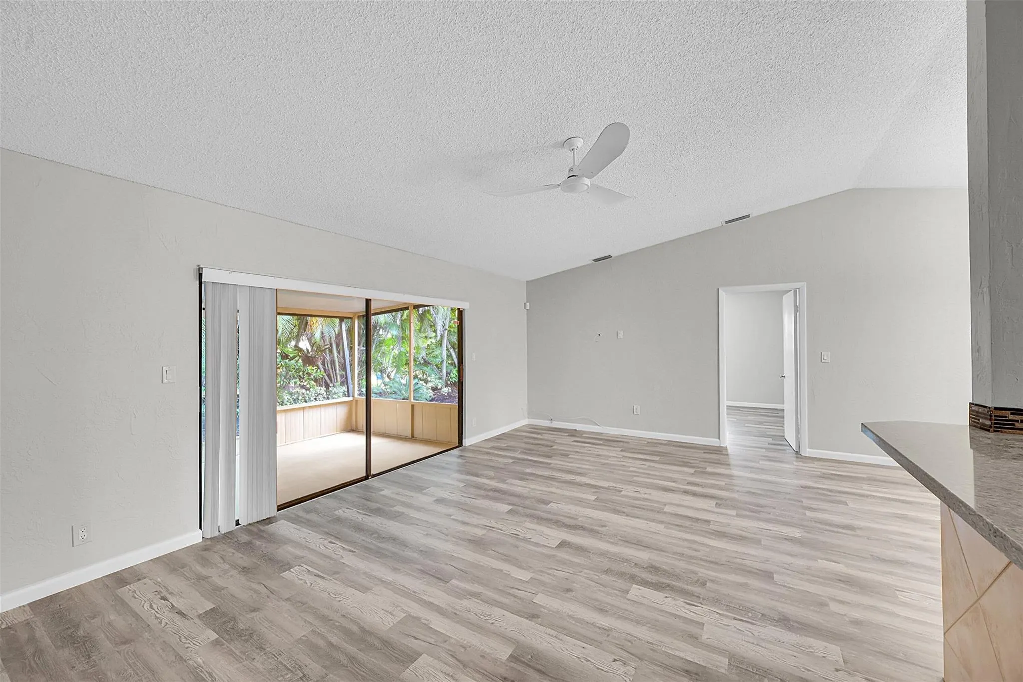 8 Camden Ln
