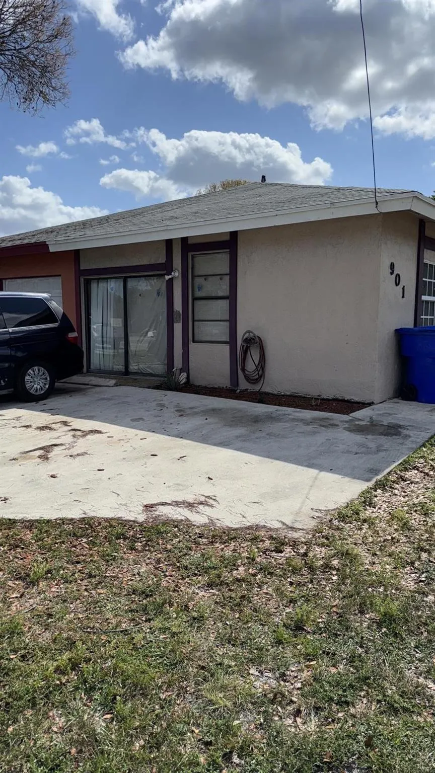 901 SW 78th Ave