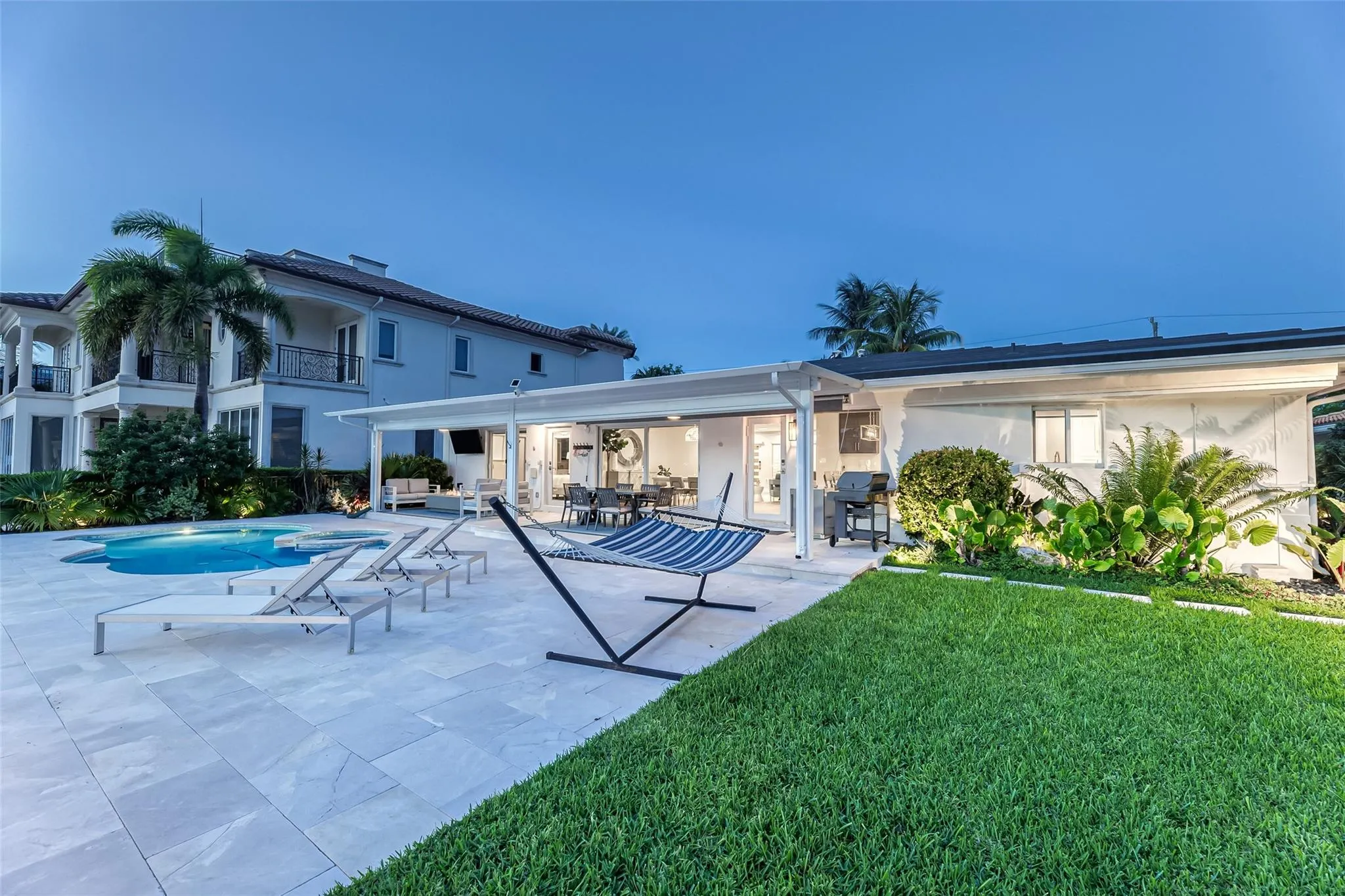 2005 N Riverside Dr