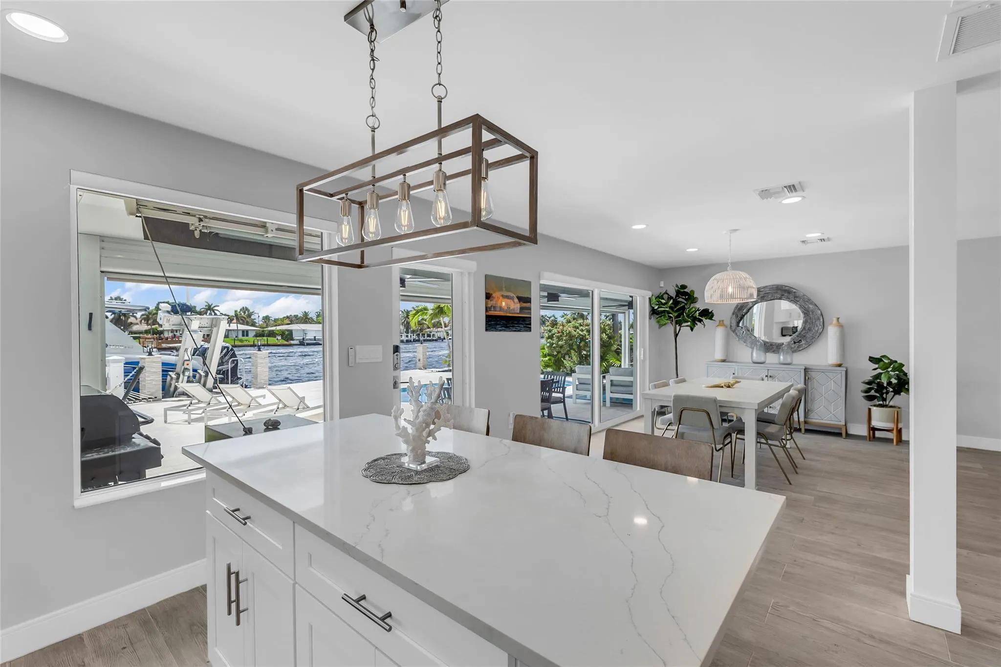 2005 N Riverside Dr