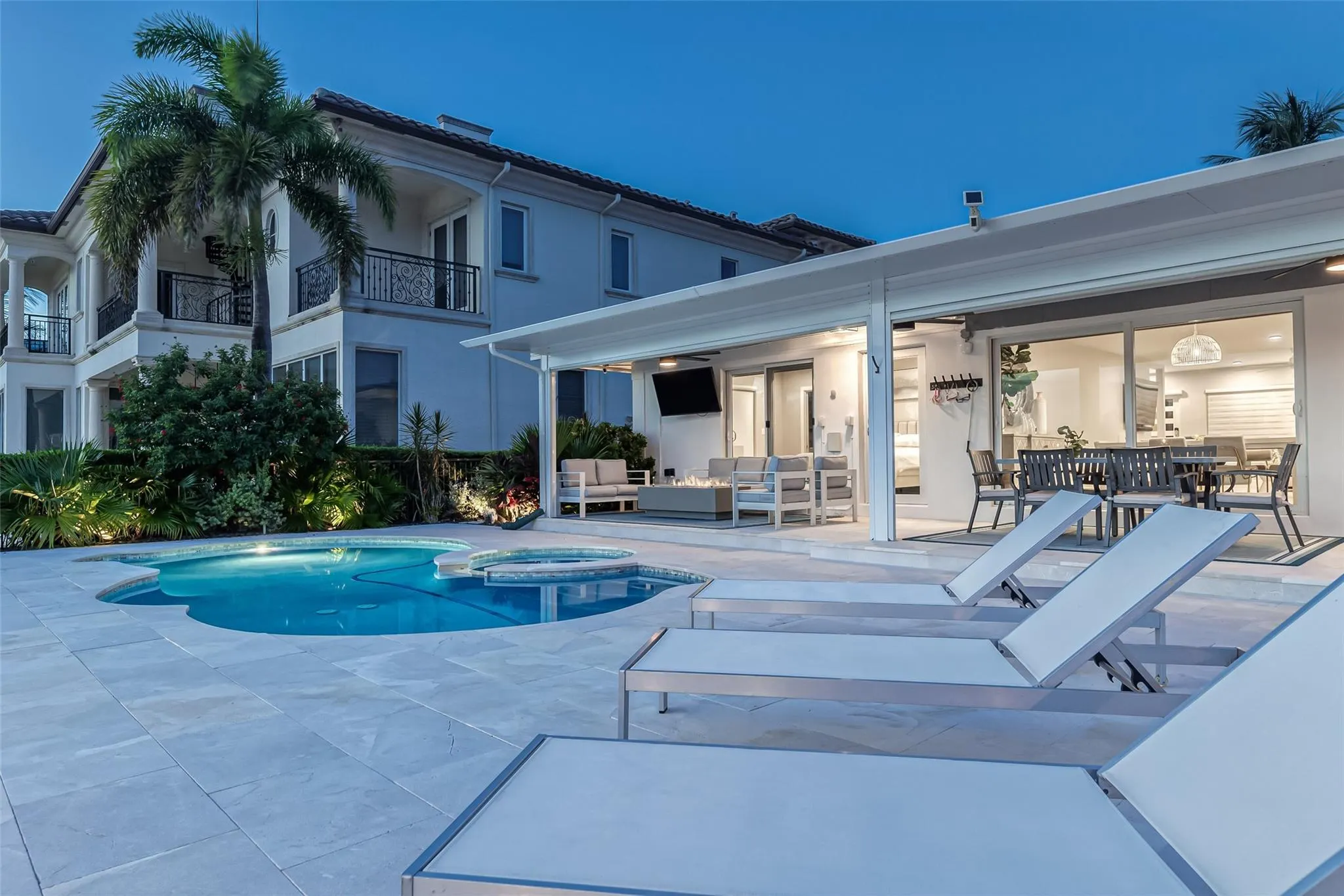 2005 N Riverside Dr