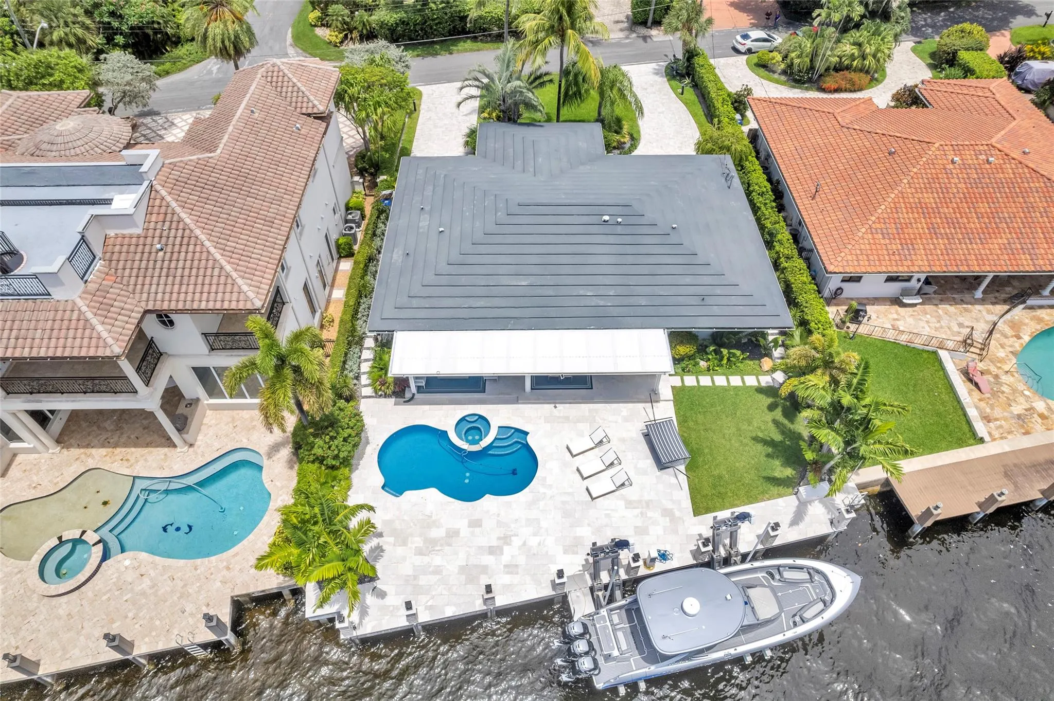 2005 N Riverside Dr