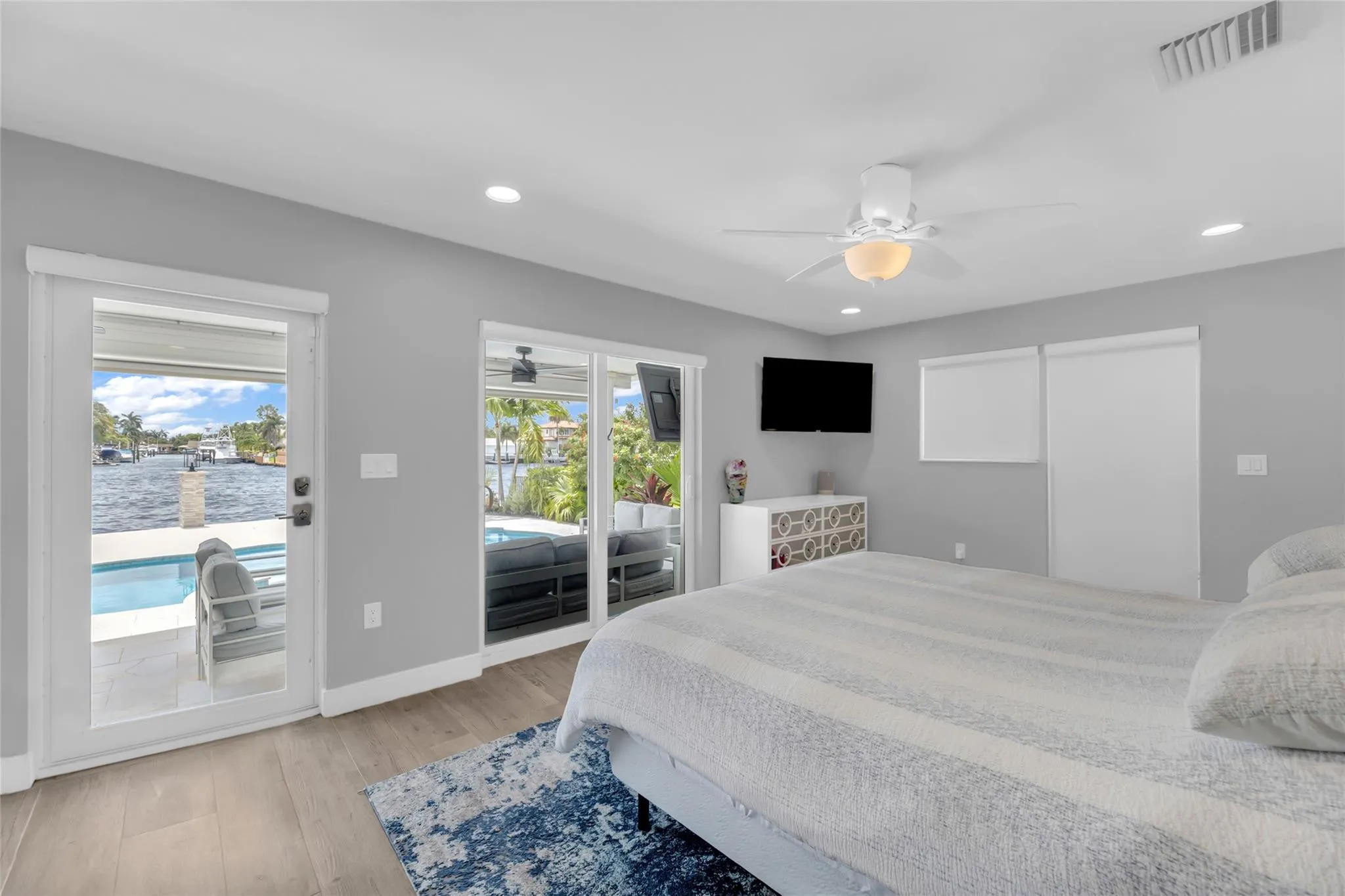 2005 N Riverside Dr