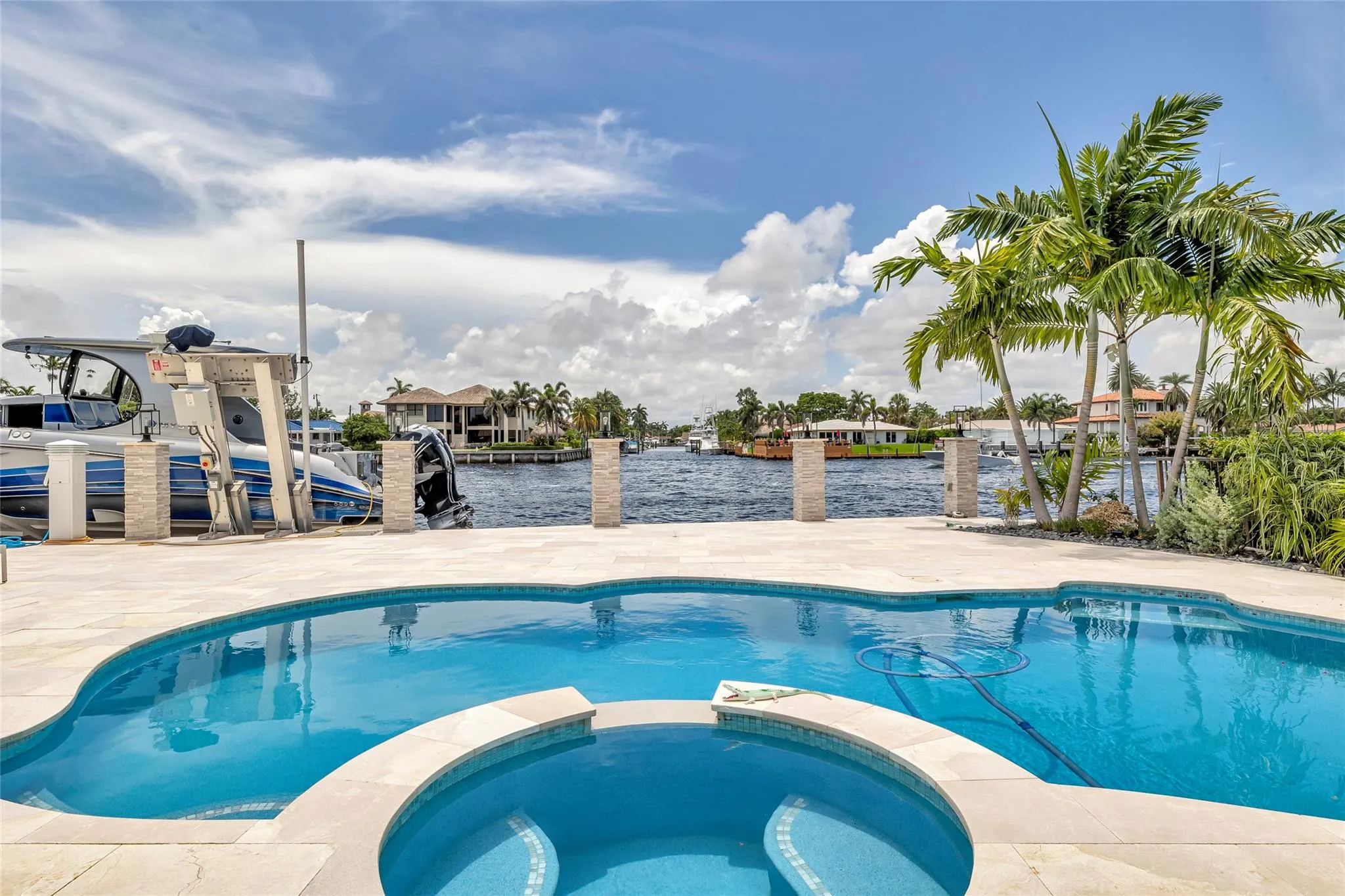 2005 N Riverside Dr
