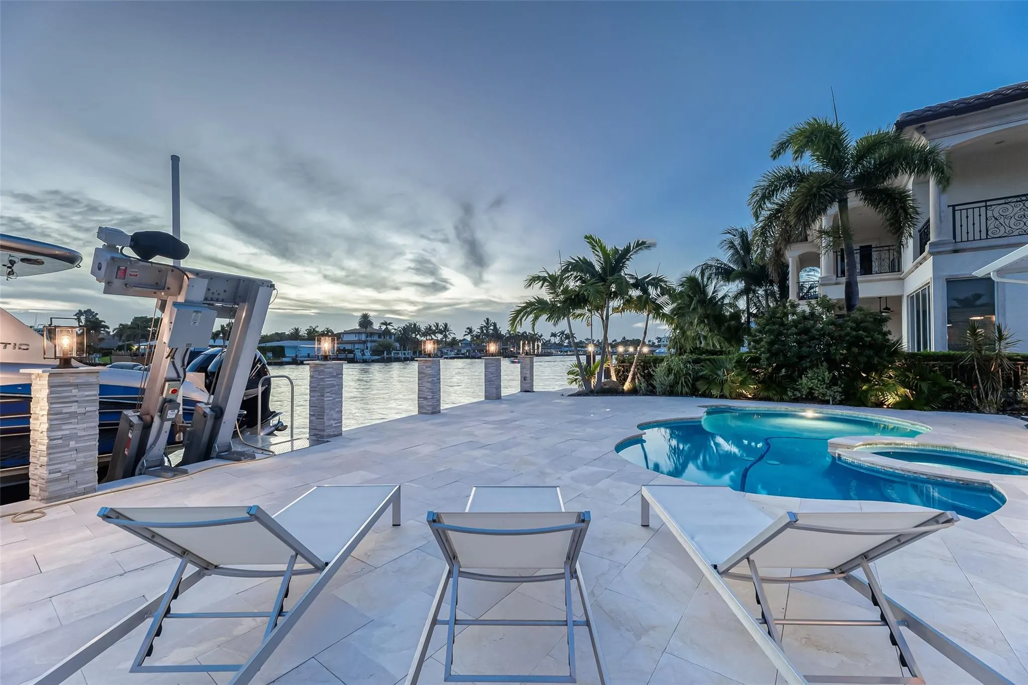 2005 N Riverside Dr