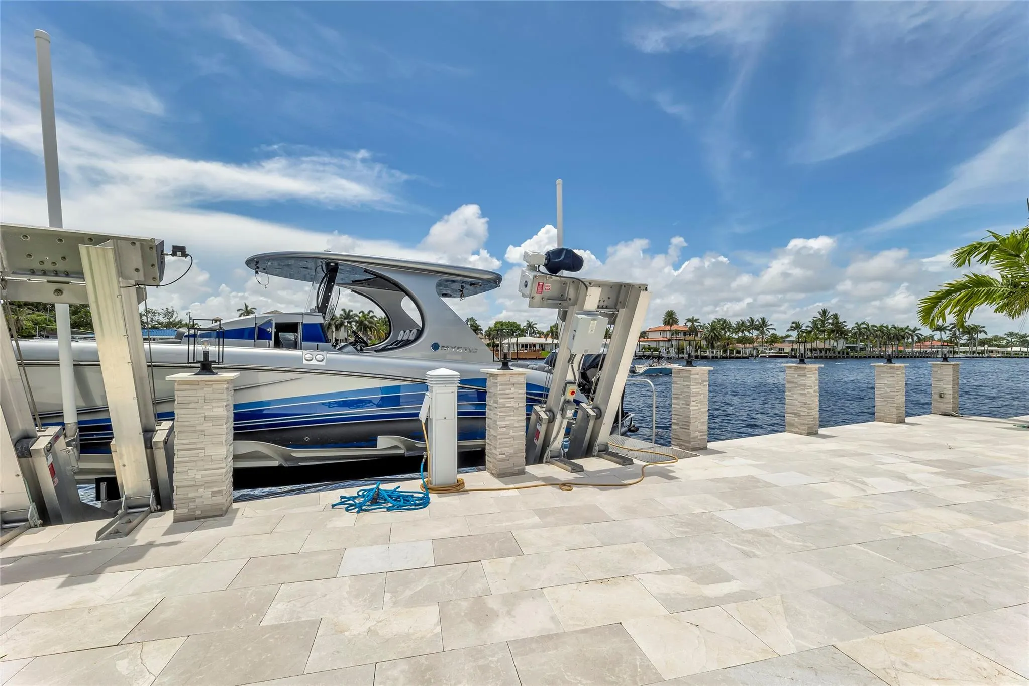 2005 N Riverside Dr