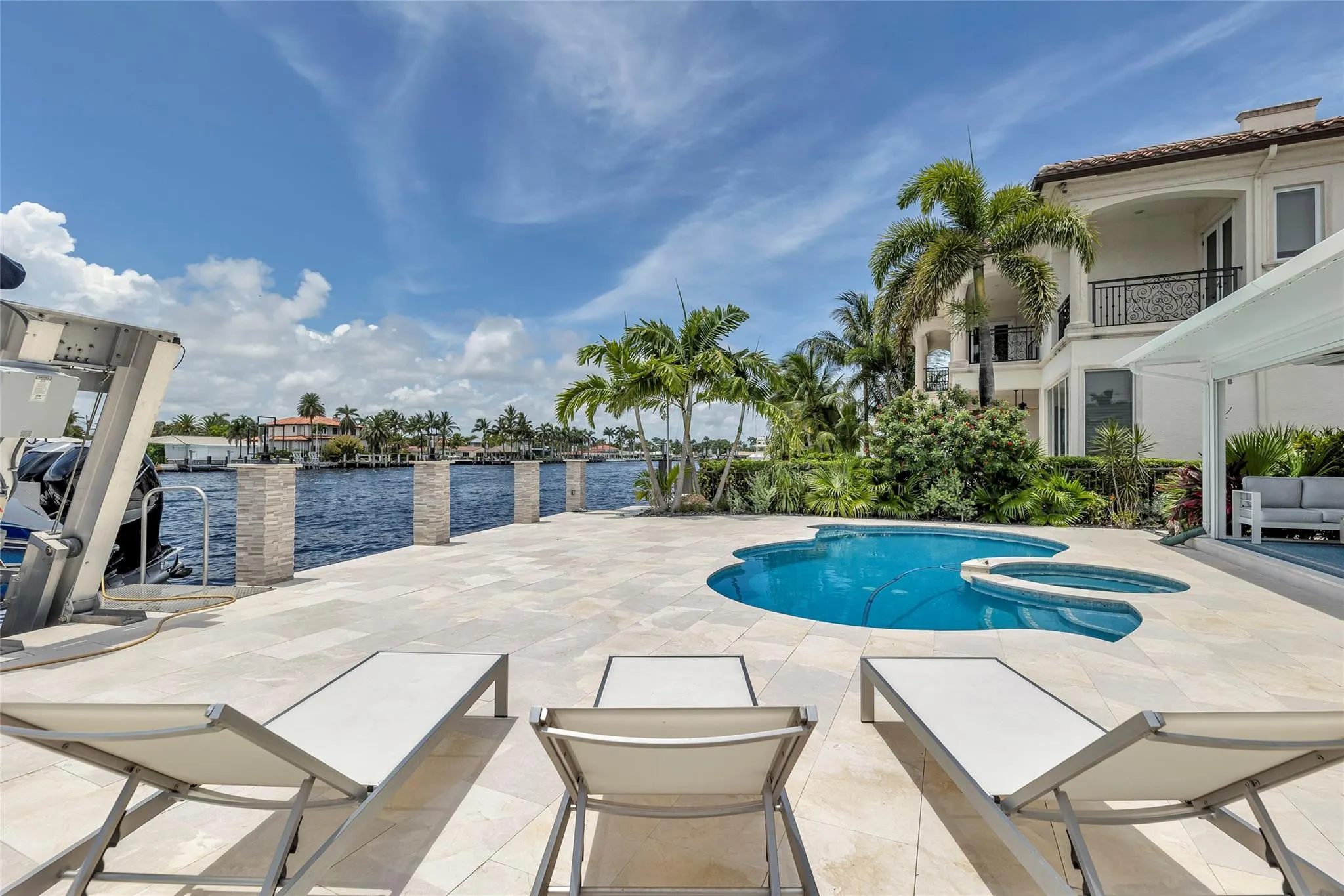 2005 N Riverside Dr