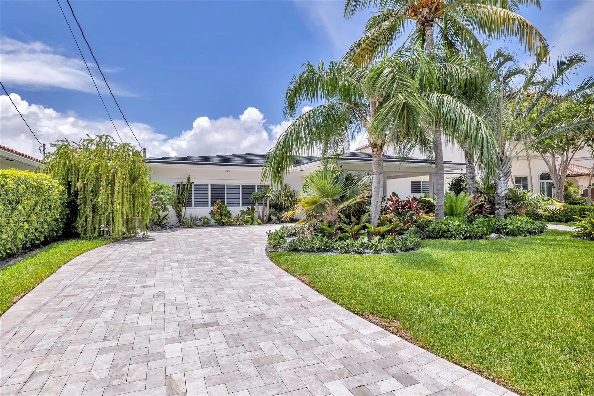 2005 N Riverside Dr