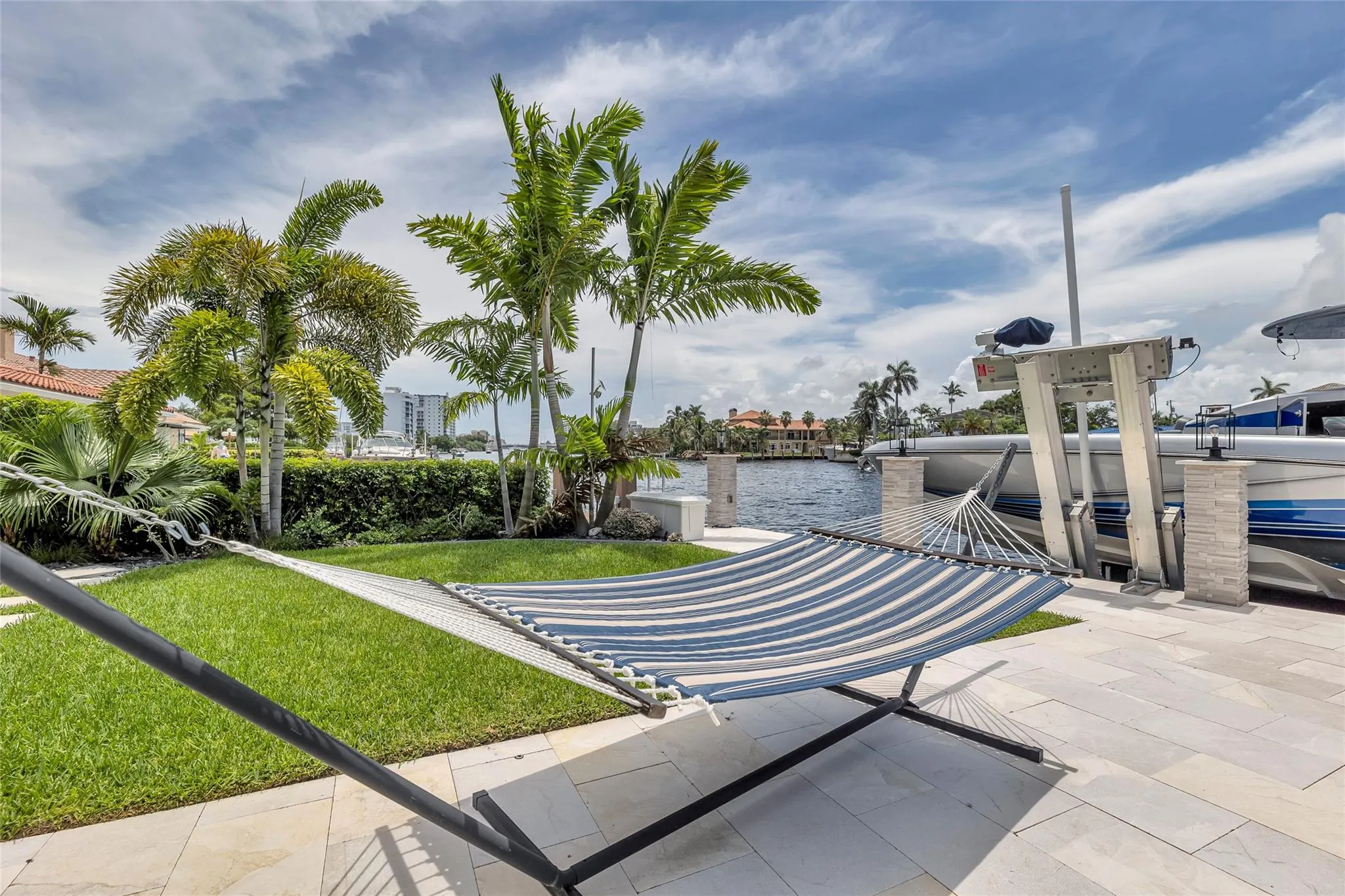 2005 N Riverside Dr