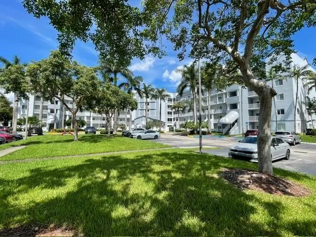 10700 NW 66 ST, #302