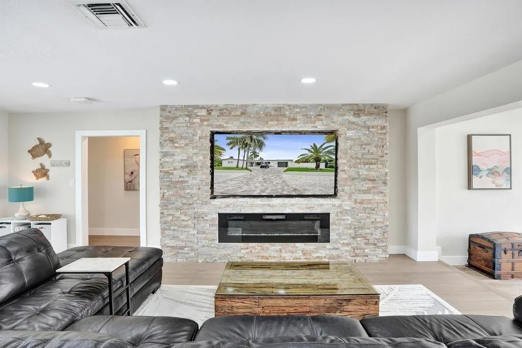 251 Hibiscus Ave