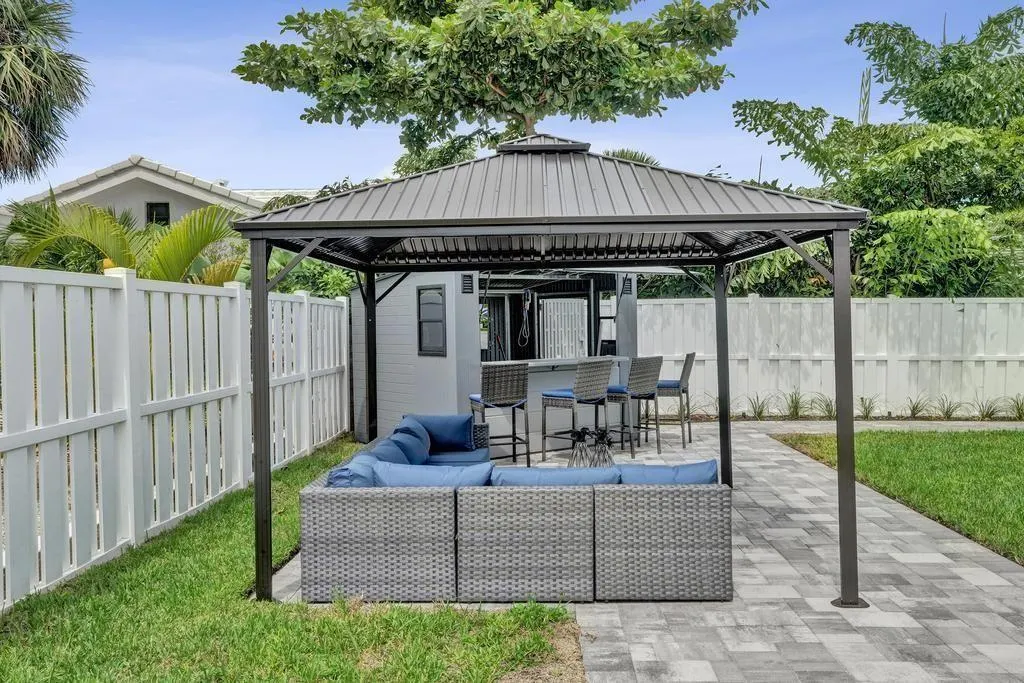 251 Hibiscus Ave