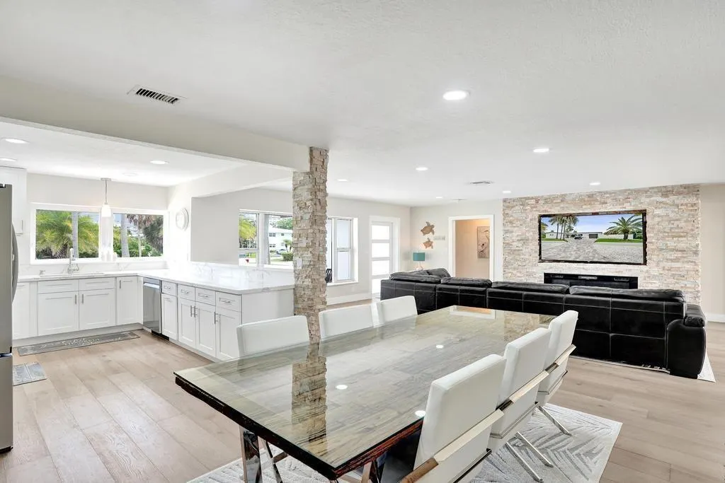 251 Hibiscus Ave