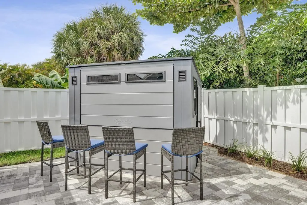 251 Hibiscus Ave