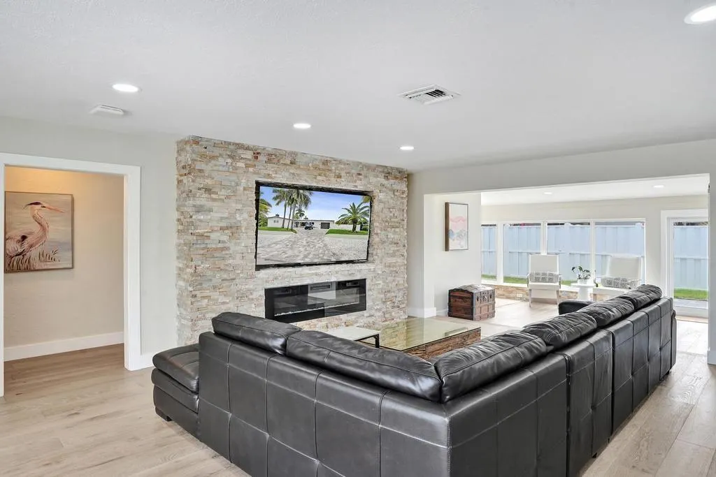 251 Hibiscus Ave