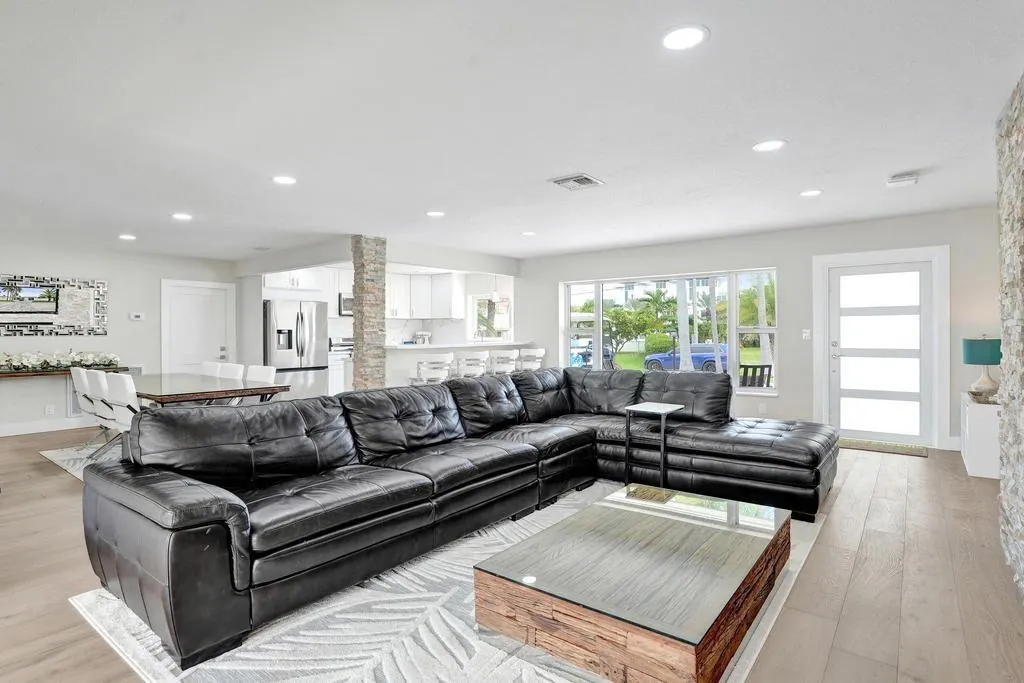 251 Hibiscus Ave