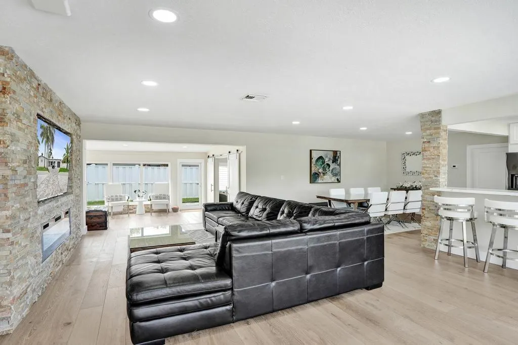251 Hibiscus Ave