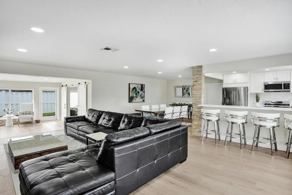 251 Hibiscus Ave