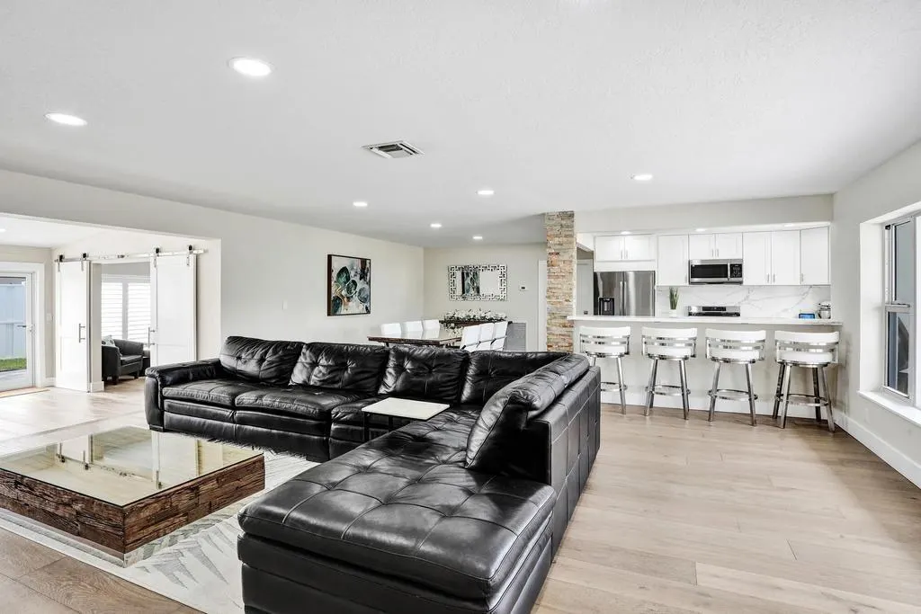 251 Hibiscus Ave