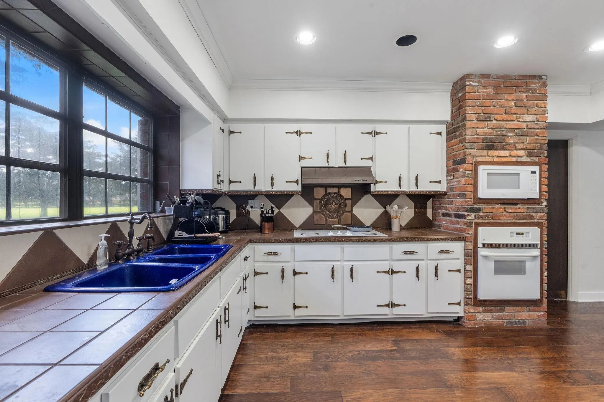 5401 Thoroughbred Ln