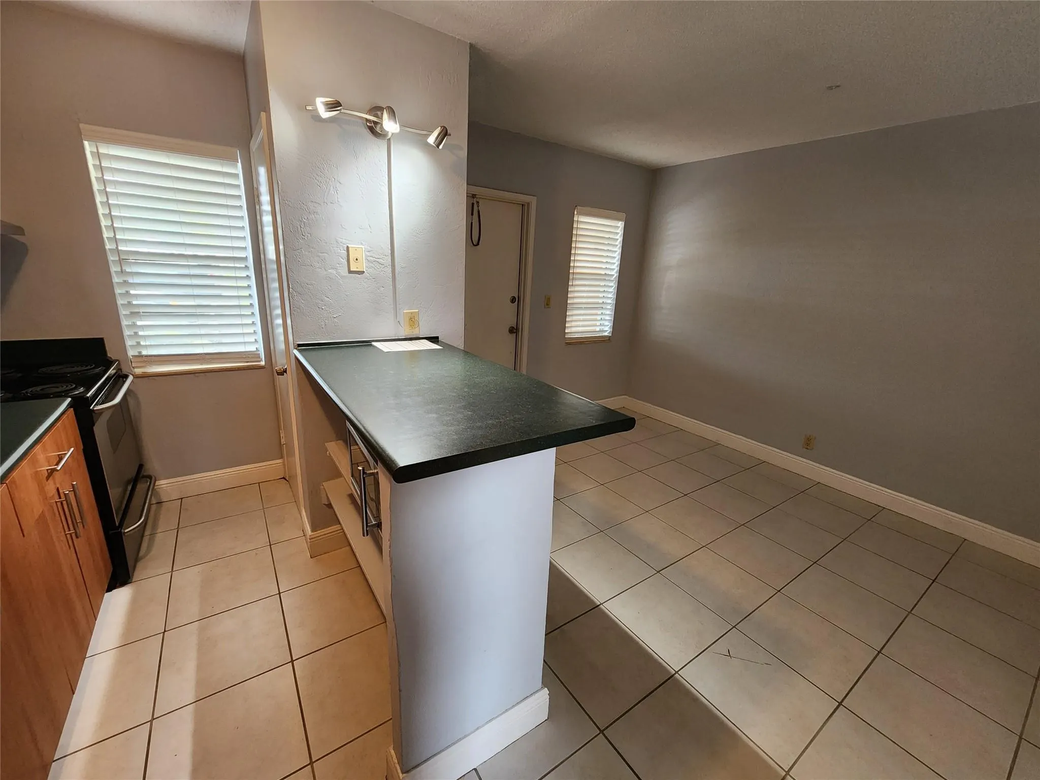 4081 N Dixie Hwy, #8