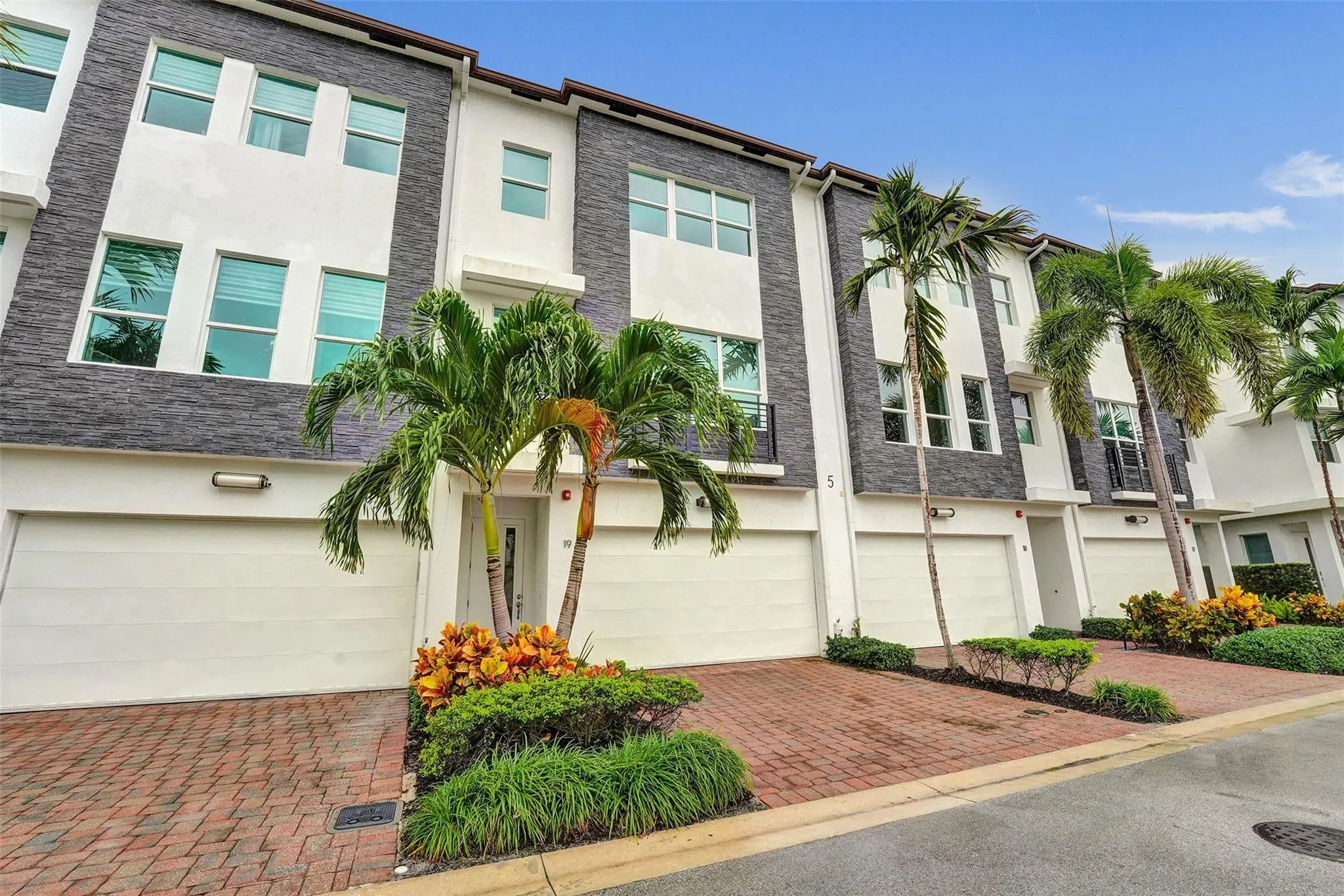 2900 NE 12th Ter, #19