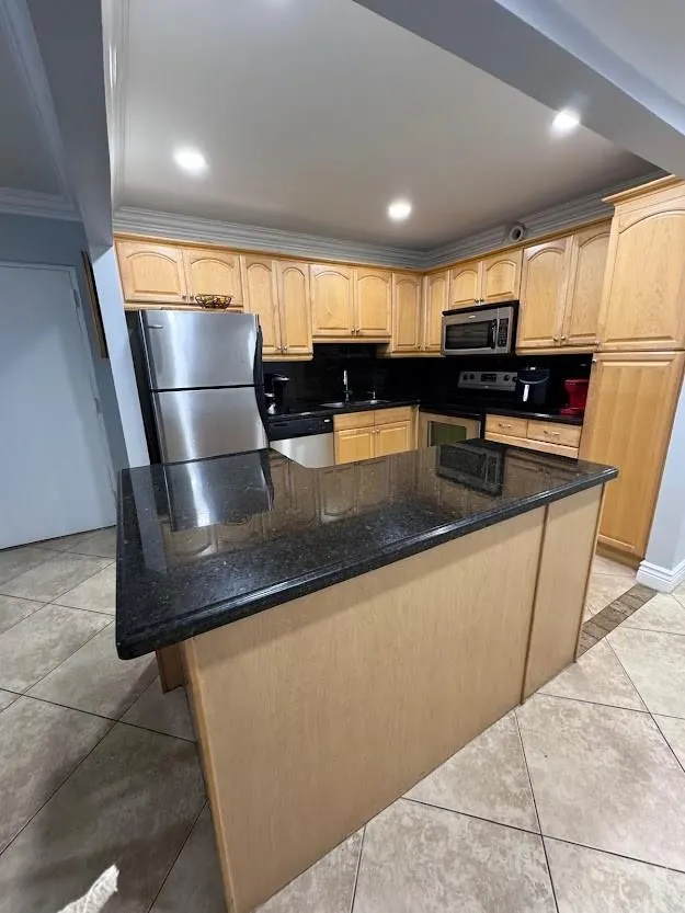 700 SE 2nd Ave, #409